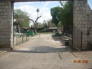 השער לחצר
