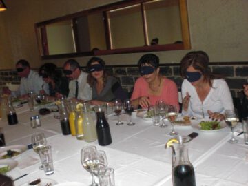 חברי ועדת ההיגוי במהלך ארוחת החושים עם כיסוי עיניי
