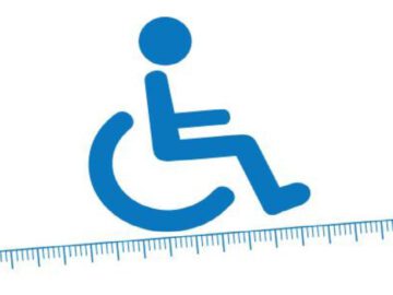 סמל הנכה בכיסא גלגלים על סרגל משופע