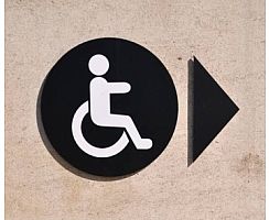 שלט של סמל נכה בכיסא גלגלים וחץ ימינה