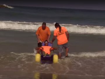 מצילים מדגימים שימוש בכיסא גלגלים מיוחד לים