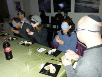 המשתתפים אוכלים את המנה הראשונה כאשר עיניהם מכוסות