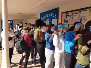 התלמידים נכנסים לכיתה עם כיסוי על עיניהם