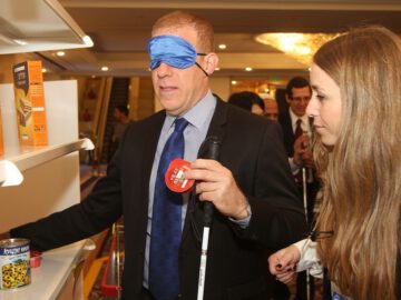 גלעד עדין, מנחה הוועידה, מתנסה בקניות כאדם עיוור