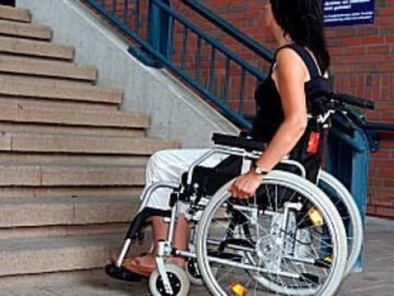 אישה בכיסא גלגלים לפני גרם מדרגות