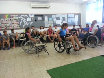 התלמידים התנסו במסלול מכשולים עם כיסאות גלגלים