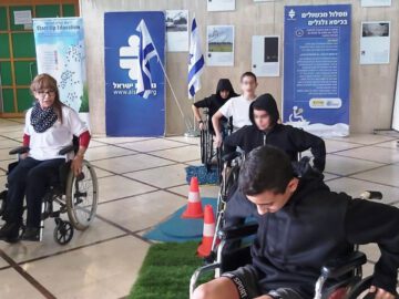 התלמידים עברו מסלול מכשולים עם כיסאות גלגלים