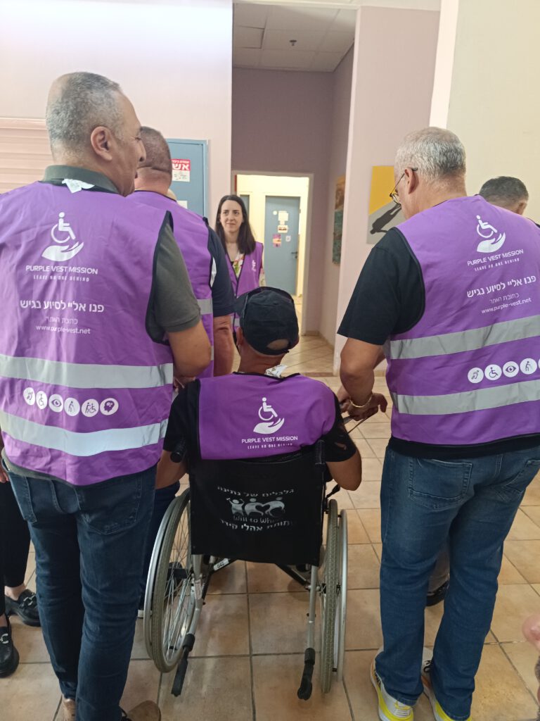 מנהלי ועובדי המועצה המקומית דלית אל - כרמל בהכשרה של האפוד הסגול בתחנה של התנסות בפינוי אדם בכיסא גלגלים