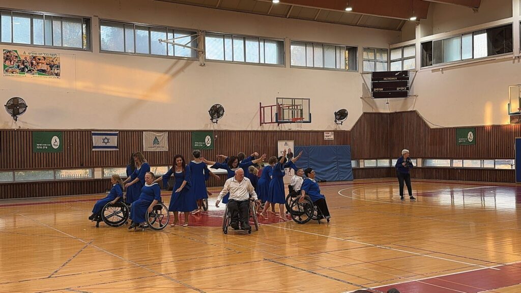 אירוע ריקודים משלב "רוקדים עצמאות" במרכז איל"ן בקריית חיים