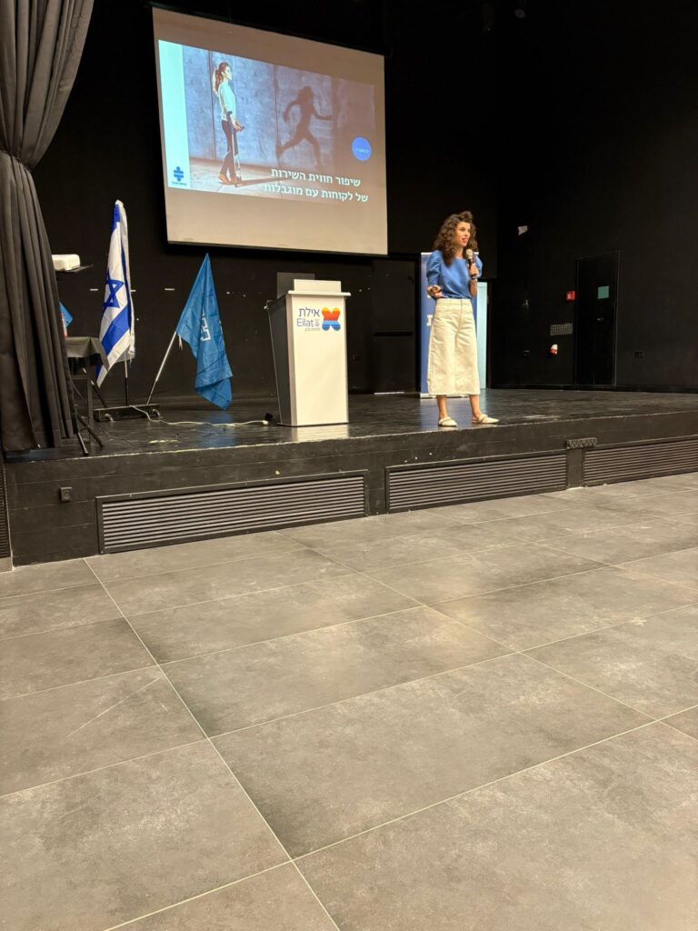 הסמנכ״לית פעילות בינלאומית, שלי רום, בהדרכה באילת