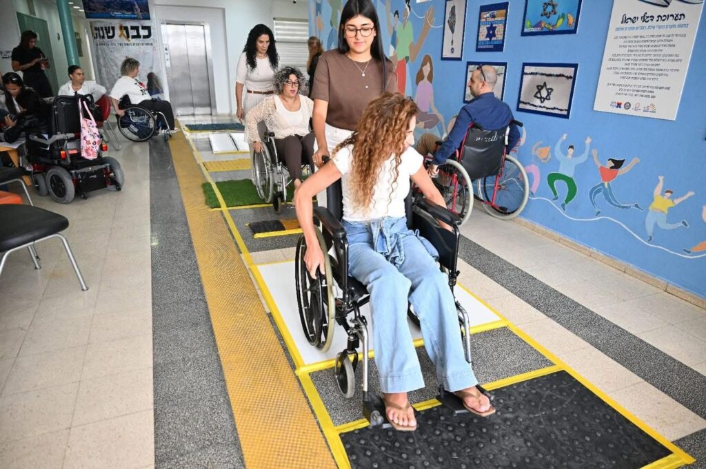 העובדים מתנסים בתחנת מכשולים בכיסא גלגלים
