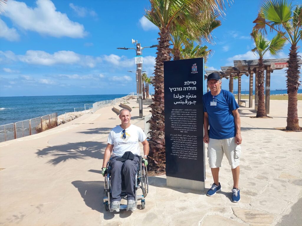 בועז מרחב ומוטי ברוש מנ.י.צ. (נגישות ישראל צפון, ליד שלט הכניסה לטיילת חולדה גורביץ'
