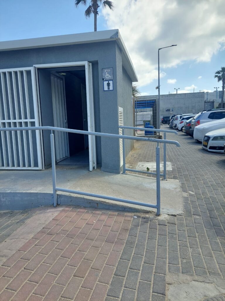 כניסה לשירותים נגישים
