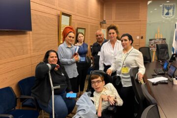 קרן לביא מזרחי מעמותת נגישות ישראל עם שאר המשתתפים בוועדת החינוך, התרבות והספורט בנושא הנגשת אצטדיוני ספורט לאנשים עם מוגבלות