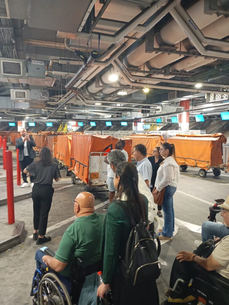 המשתתפים במפגש מבקרים במקום בו מובלים המזוודות וציוד הנגישות