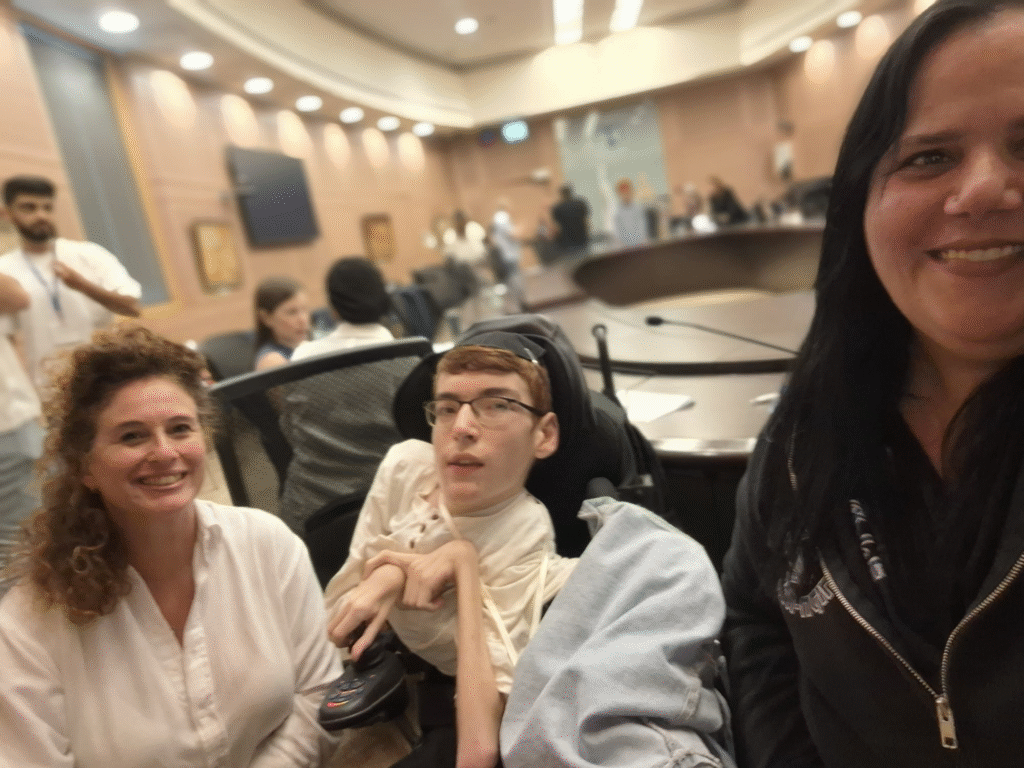 קרן לביא מזרחי מעמותת נגישות ישראל עם שלום אורי טראבלסי, יוזם הועדה ונועה קובלסקי אחראית נגישות מטעם הפועל מבנה פתח תקווה בוועדה החינוך, התרבות והספורט בנושא הנגשת אצטדיוני ספורט לאנשים עם מוגבלות