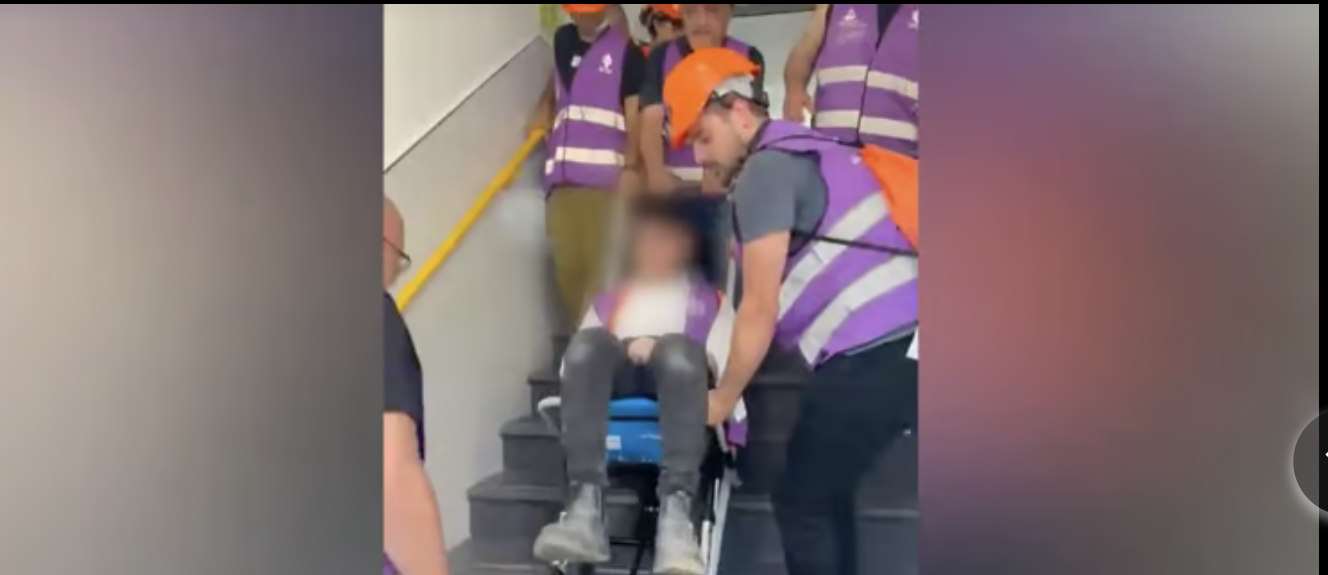 בכיסא גלגלים בקומה התשיעית, בלי חשמל ובלי דרך לרדת: כך חולצו אם ובנה מזירת הנפילה בבאר שבע